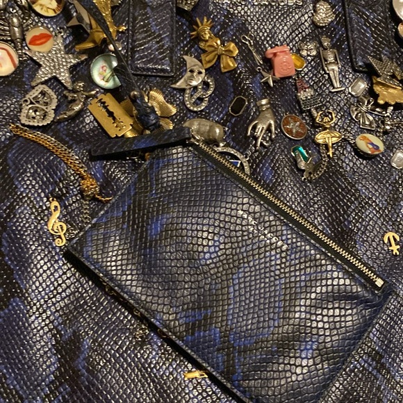 Marc Jacobs Wingman Embellished Blue/Black Python Print Leather Charm Tote - Picture 5 of 7